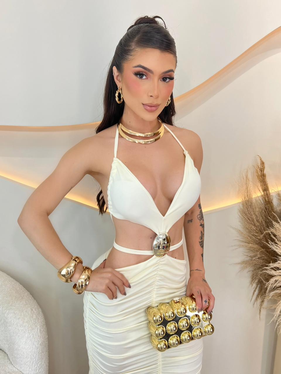 VESTIDO ELEGANTE DRAPEADO COM JOIA E RECORTES NA CINTURA